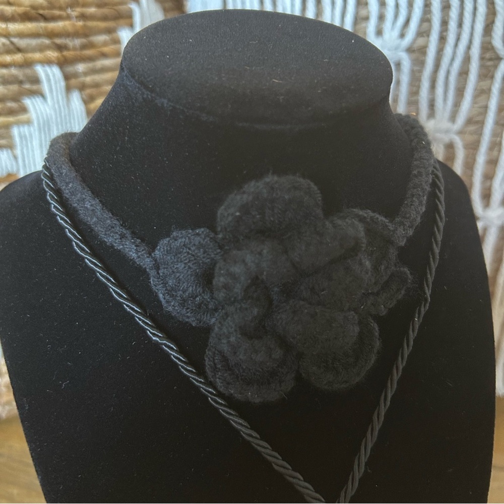 Urban Outfitters Textured Silver Heart Necklace/ crochet flower chocker necklace - Picture 4 of 6